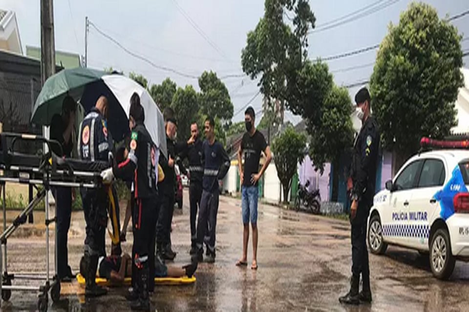 Jovens ocupando moto avançam preferencial e são atingidos por carro