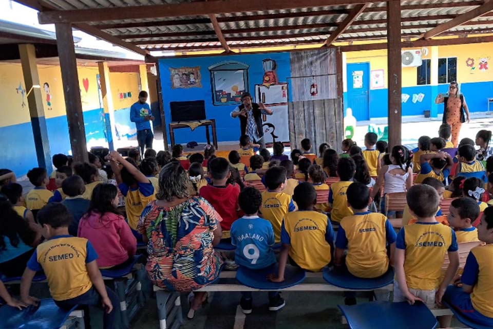 Consumo consciente e uso sustentável de energia são tema de teatro em escola