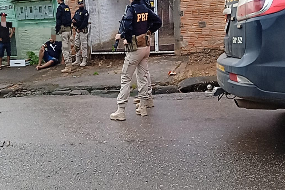 Motociclista causa acidente após fugir de blitz da PRF na zona sul