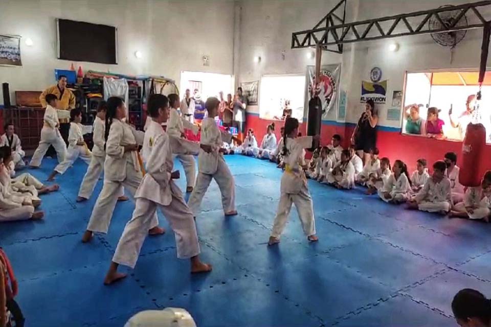 Atletas de Taekwondo do Programa Talentos do Futuro participam de exame de graduação