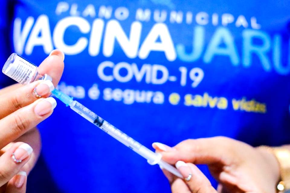 Hoje tem campanha de vacinação contra a Covid-19 com a 1ª, 2ª e 3ª dose; confira quem pode ser imunizado