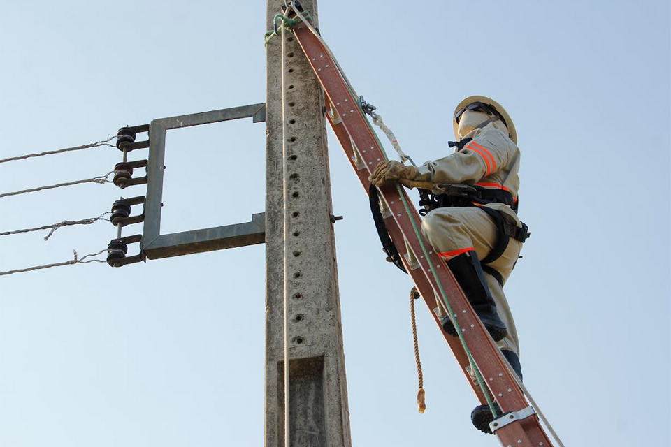 População deve manter distância segura da rede elétrica, alerta Energisa