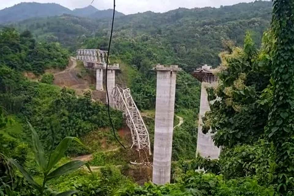 Ponte em construção desaba na Índia e deixa 26 mortos e dois feridos