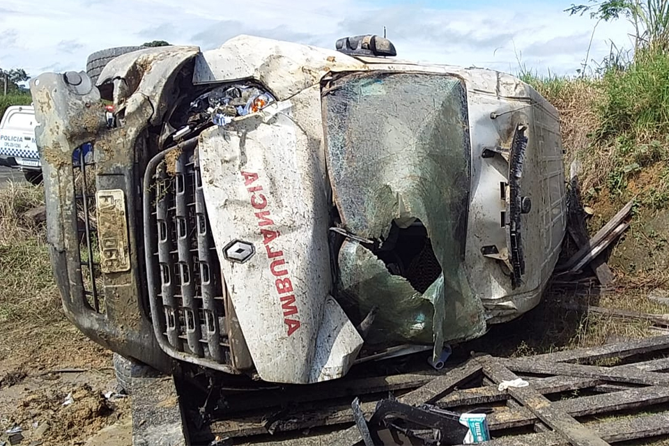 Ambulância capota e fica destruída em acidente na linha 630 em Tarilândia