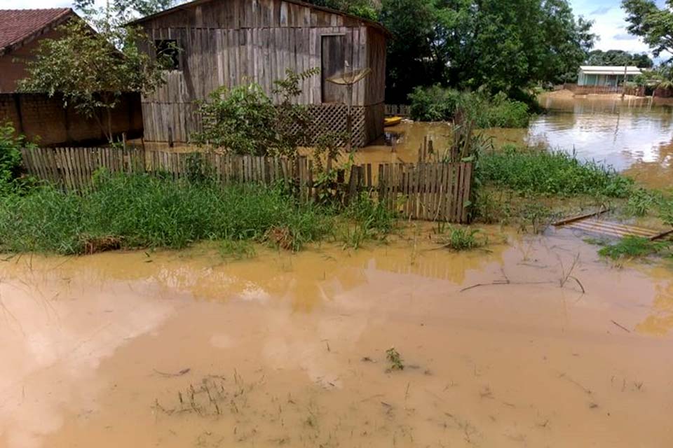 Rio Jaru transborda e invade residencias deixando população e autirudades em alerta