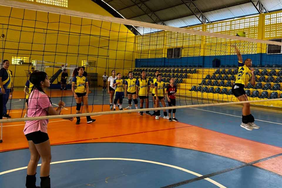 Programa Construindo Campeões atende mais de 100 alunos na modalidade de voleibol