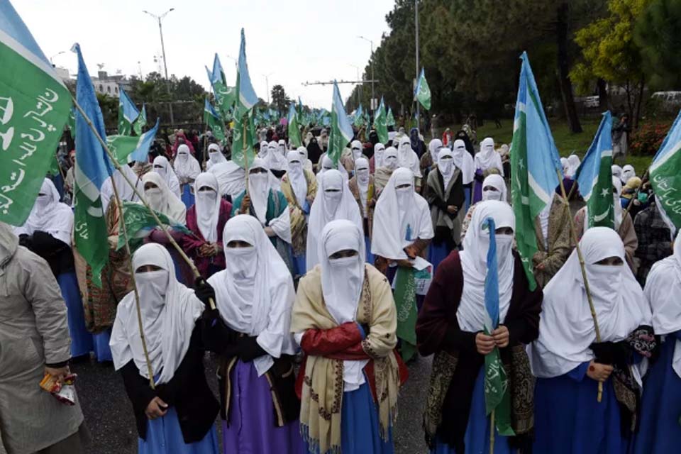 Agressores jogam pedras e sapatos em mulheres que faziam marcha do 8 de Março