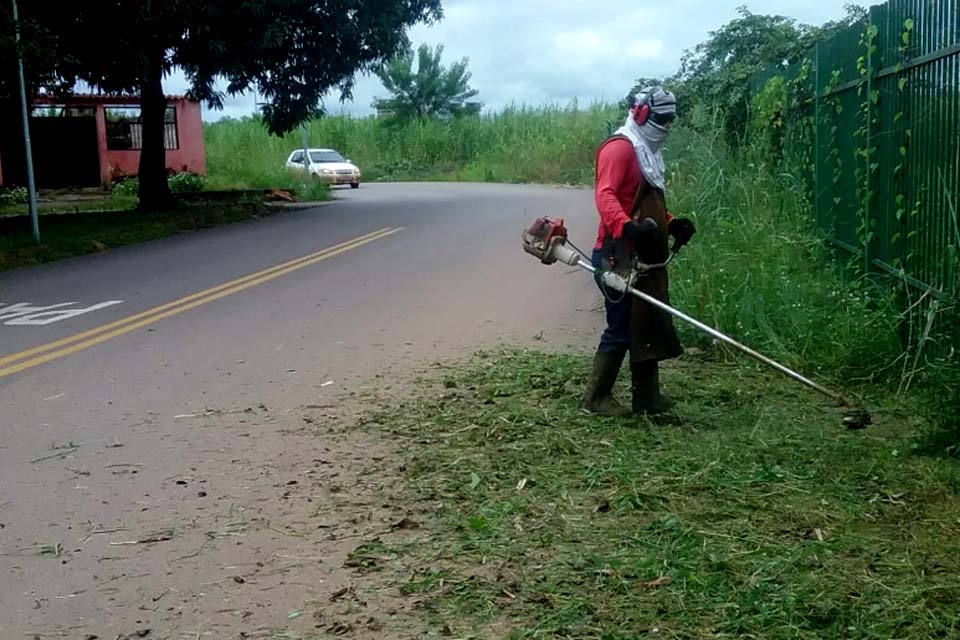 Prefeitura retira entulhos no bairro Flodoaldo Pontes Pinto