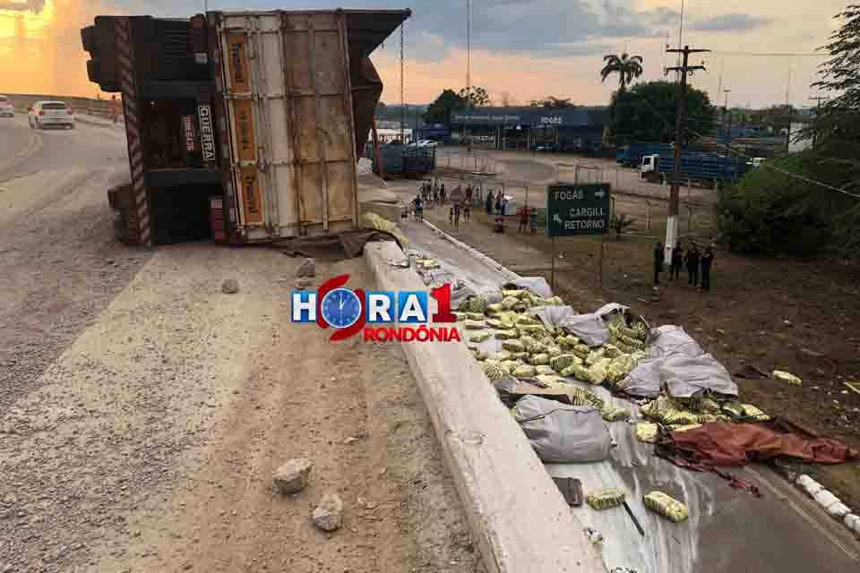 Carreta carregada de açúcar tomba na cabeceira da ponte do Rio Madeira