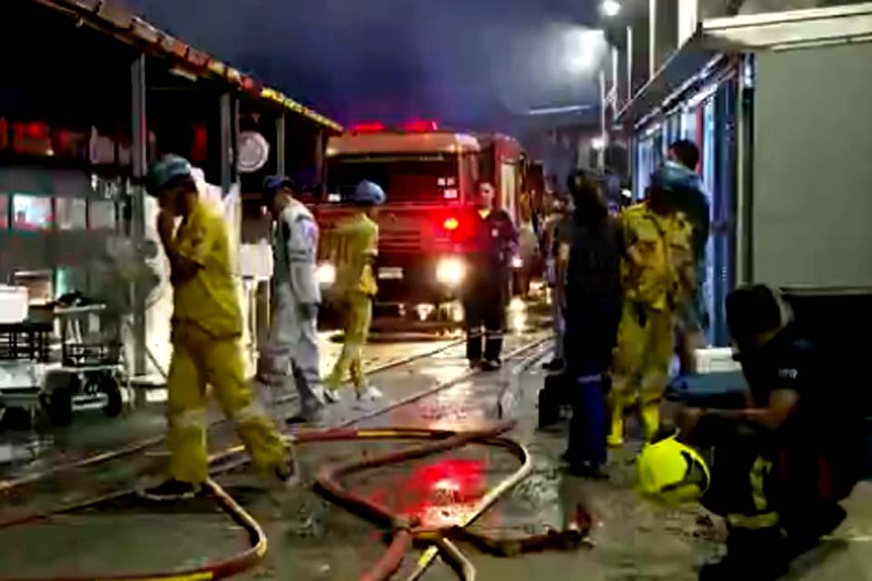 Incêndio em tradicional mercado de rua na Tailândia mata cerca de mil animais que estavam à venda