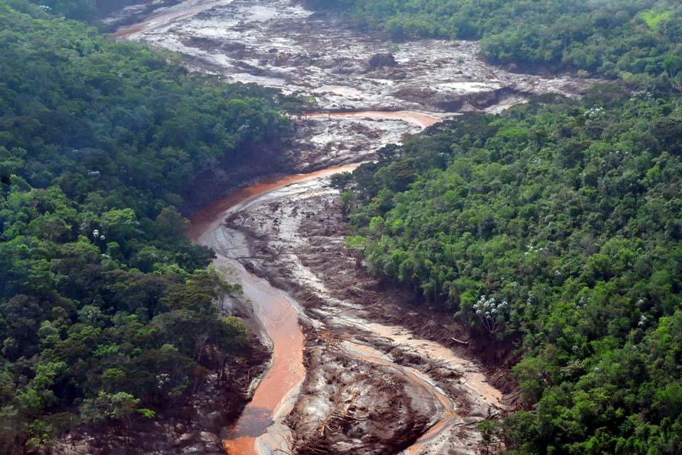 Sem acordo, MG e ES oficializam fim de negociação sobre Mariana