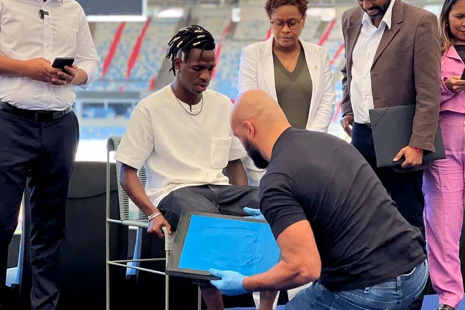 Vinicius Junior coloca os pés na Calçada da Fama do Maracanã