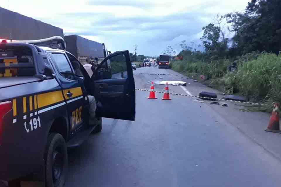 Motorista morre após ultrapassar motociclista e colidir com carreta