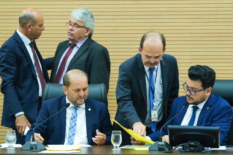 Deputados aprovam projetos e votam vetos do Poder Executivo; População pode acessar proposições