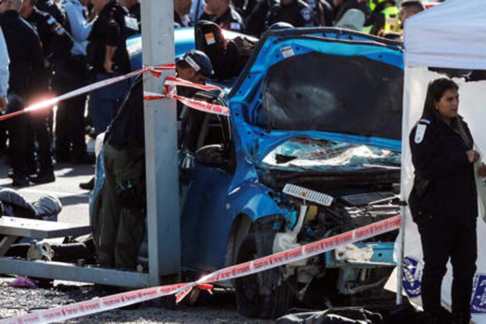 Carro invade ponto de ônibus em Jerusalém deixando mortos e feridos; Israel fala em ataque terrorista