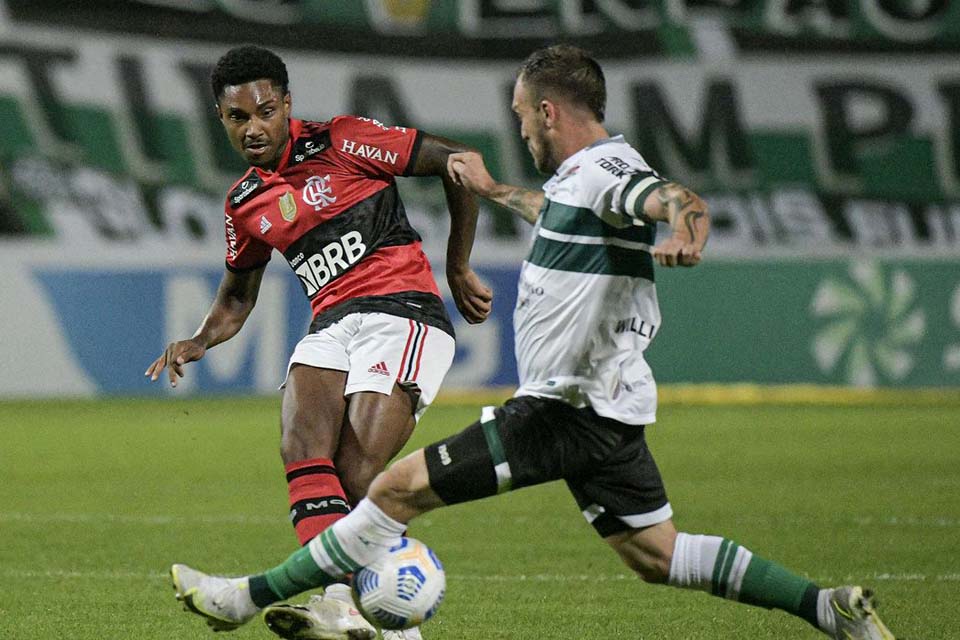 Flamengo e Coritiba jogam em Brasília de olho no G6 do Brasileirão