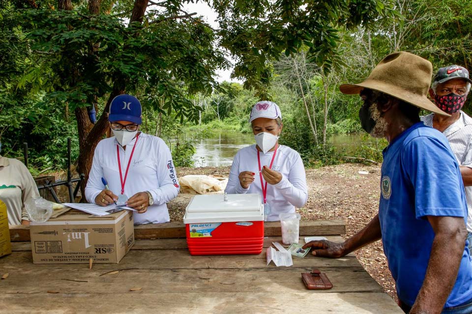 Governo de Rondônia firma parceria com Prefeitura para vacinação de moradores da Resex Rio Cautário