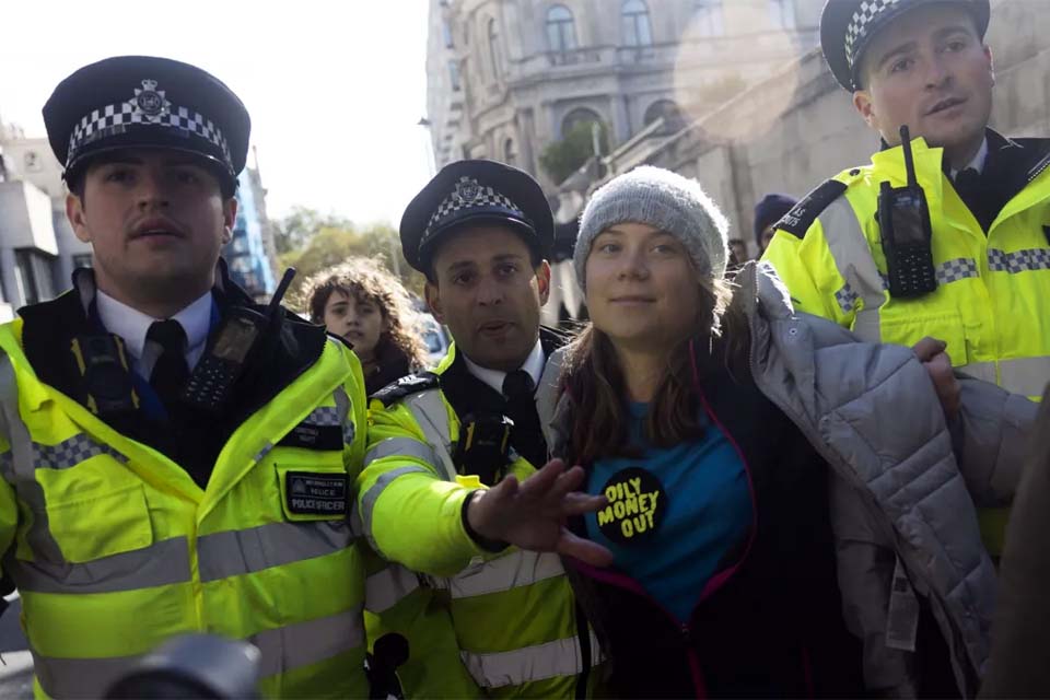 Greta Thunberg volta a ser detida durante protesto em Londres