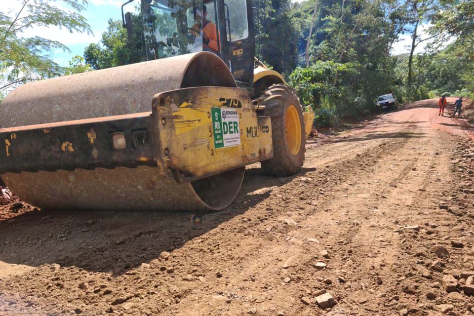 DER realiza recuperação da RO-135, entre Vila Marcão e Porto Rolim do Guaporé