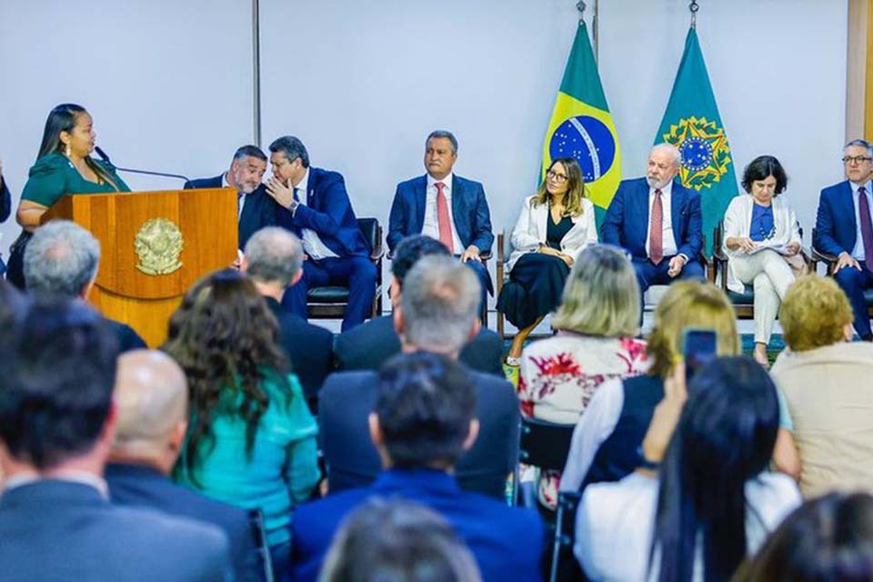 Lula assina projeto de lei que garante verba para piso da enfermagem