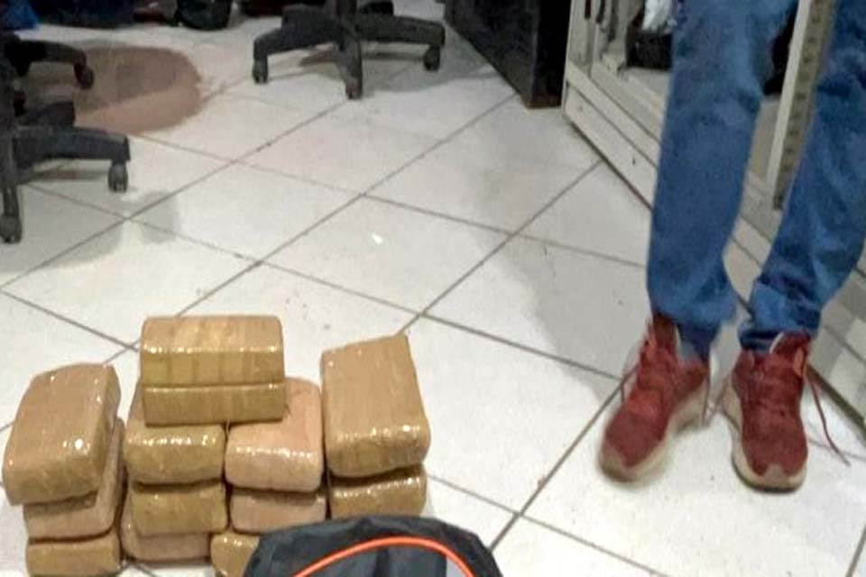 Tia e sobrinho de 15 anos são flagrados com 14 tabletes de drogas em táxi