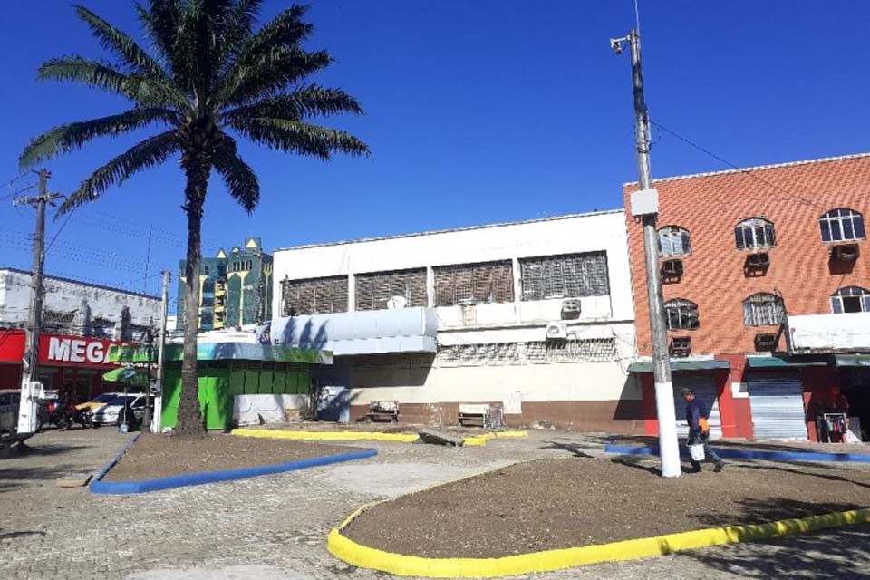 URBANISMO: Prefeitura finaliza pintura da Praça Jonatas Pedrosa