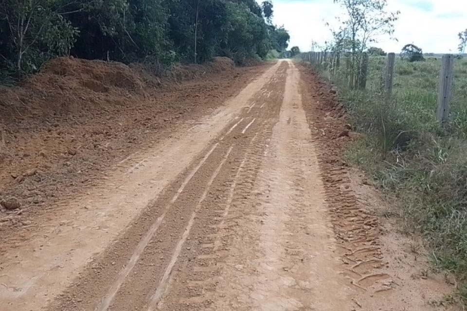 Prefeitura de Porto Velho realiza manutenção na estrada do Areia Branca e comunidade Terra Nossa