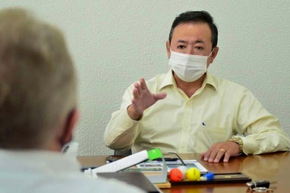 Após reunião com representante de empresários, prefeito assina novo “decreto da pandemia”