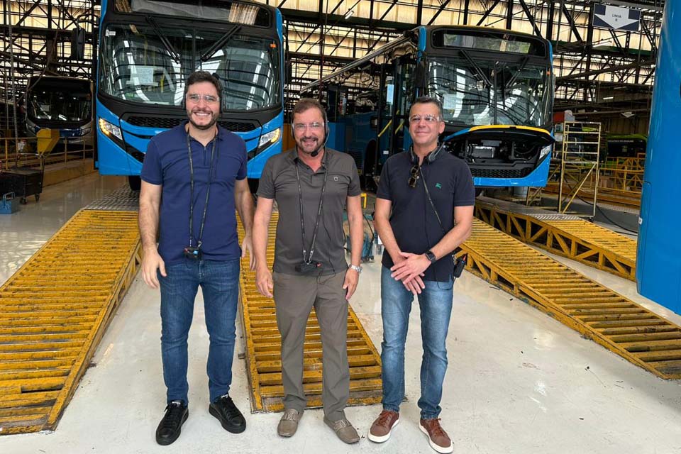 Prefeito Hildon Chaves visita fábrica onde estão sendo produzidos os modelos ônibus Apache Vip que serão entregues a Porto Velho