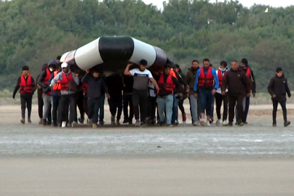 Reino Unido promete medidas 'mais radicais' contra imigração irregular