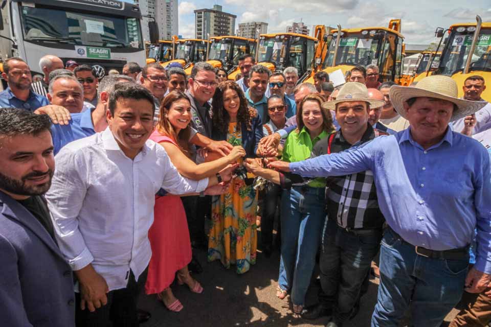 Governo de Rondônia entrega maquinários a mais de 30 municípios para atender necessidades das linhas rurais