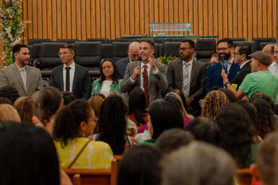 Durante evento, prefeito Léo Moraes anuncia investimento de R$ 10 milhões na Educação