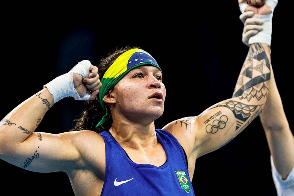 Boxe: Bia Ferreira atropela italiana e vai à final do Mundial feminino