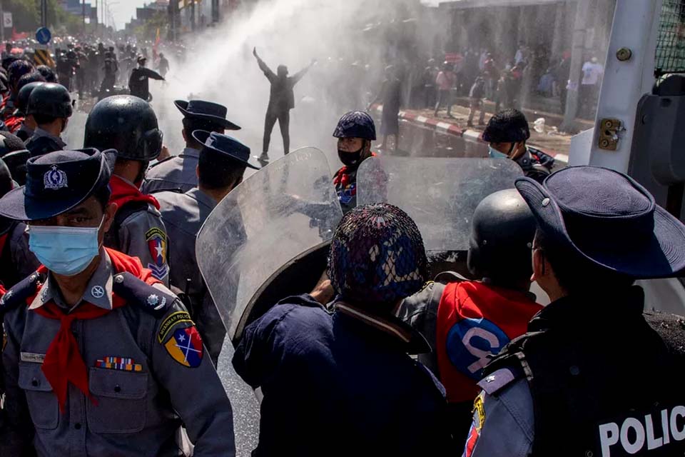 Polícia de Myanmar dispara contra manifestantes e quatro ficam feridos