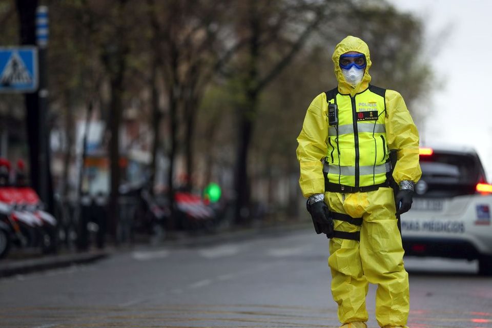 Espanha tem ritmo de mortes menor por coronavírus e reduz isolamento