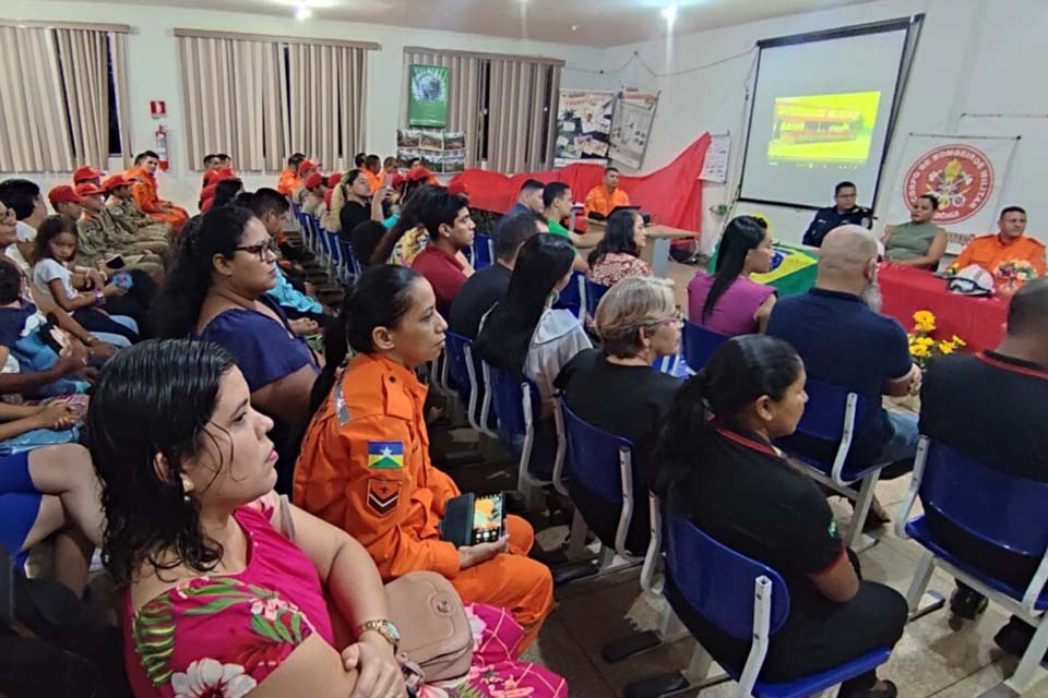 Aula inaugural do Programa Educacional Bombeiro Mirim é realizada no município