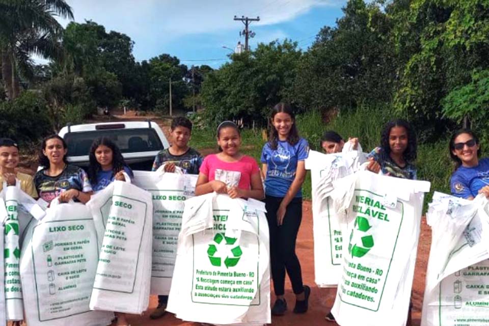 Semma realiza entrega de sacolas da coleta seletiva de lixo no bairro Vila do Sossego