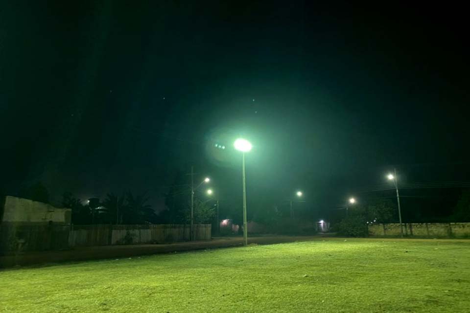 Prefeitura da capital ilumina praça e campo de futebol do bairro Mariana