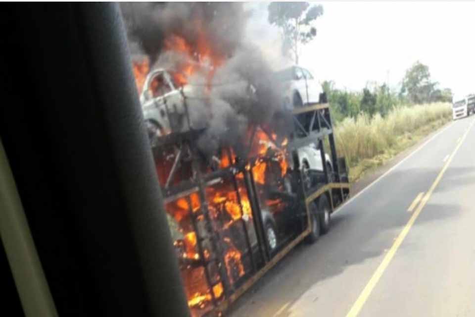 Incêndio atinge carreta-cegonha e destrói vários carros na BR 364