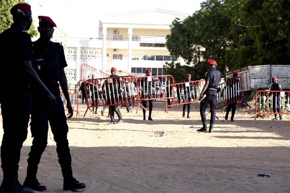 Professor de escola que acorrentava alunos no Senegal é condenado