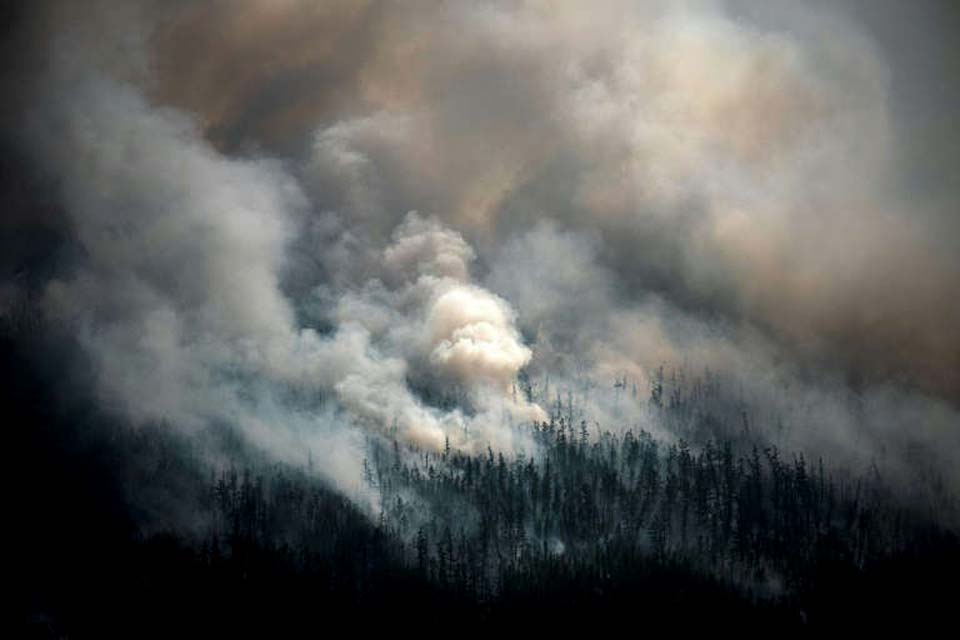 Exaustos, bombeiros pedem ajuda para combater incêndios na Sibéria