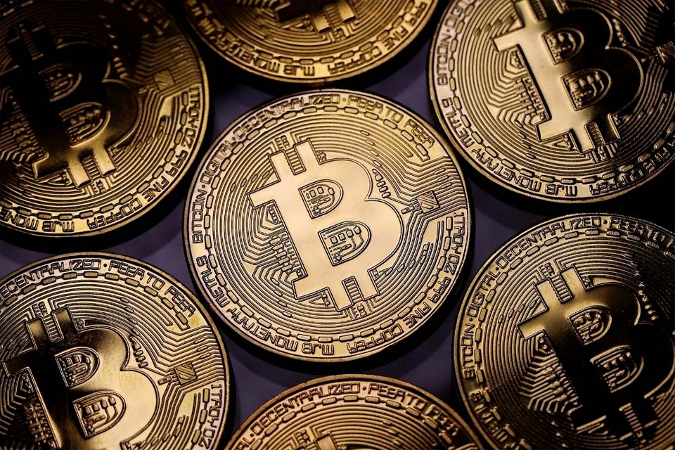 Bitcoin cai abaixo de US$ 25 mil, menor valor em 18 meses