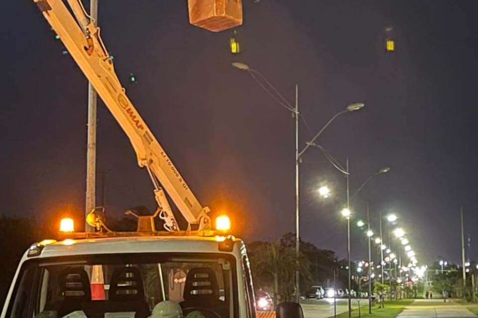 Porto Velho: Equipes da Emdur trabalham na restauração da rede elétrica do Espaço Alternativo