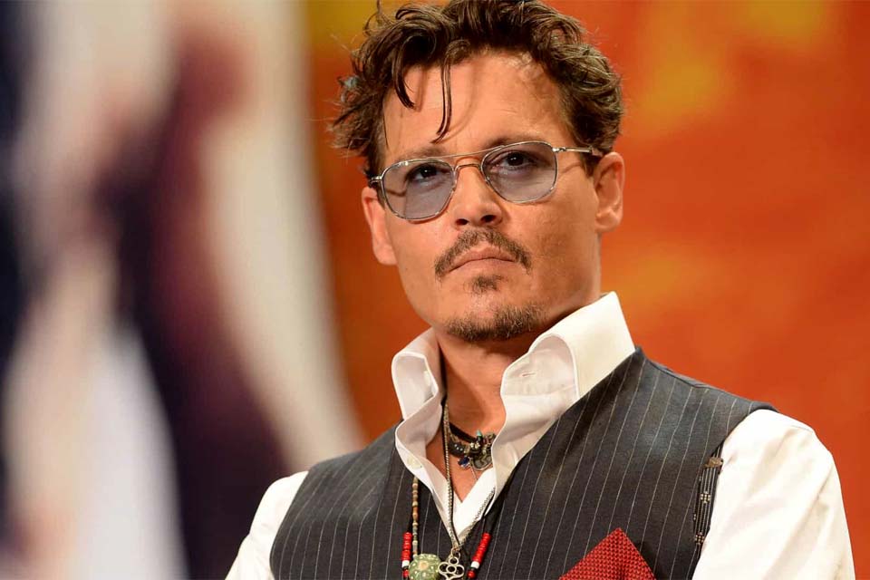 Golpista se passa por Johnny Depp e rouba R$ 200 mil de aposentada