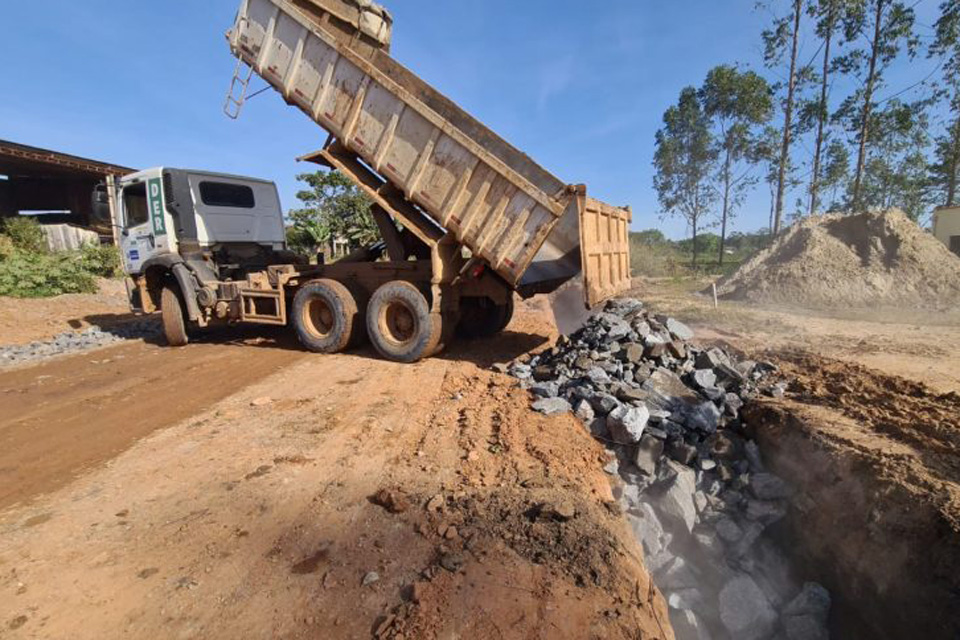 Obras de pavimentação asfáltica são executadas pelo DER na RO-135