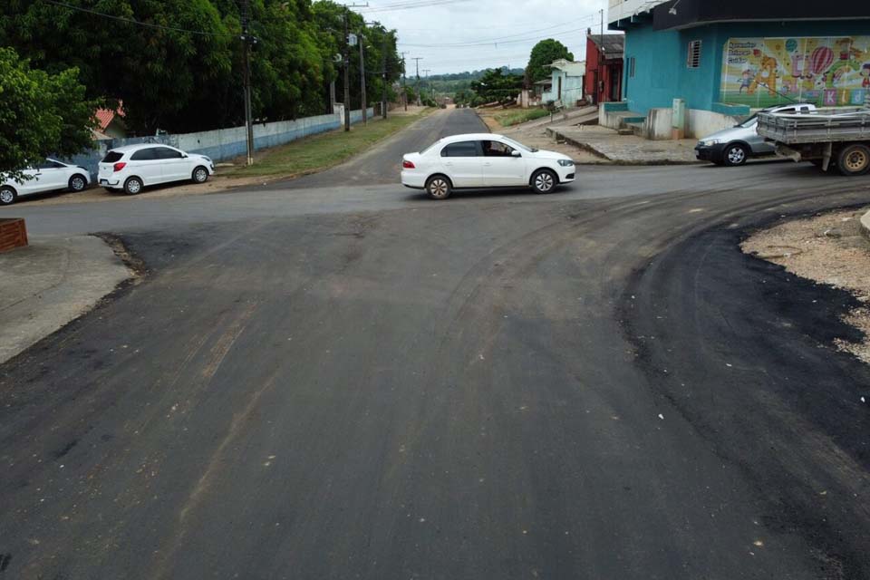 Equipes de recapeamento e tapa-buracos melhoram malha viária