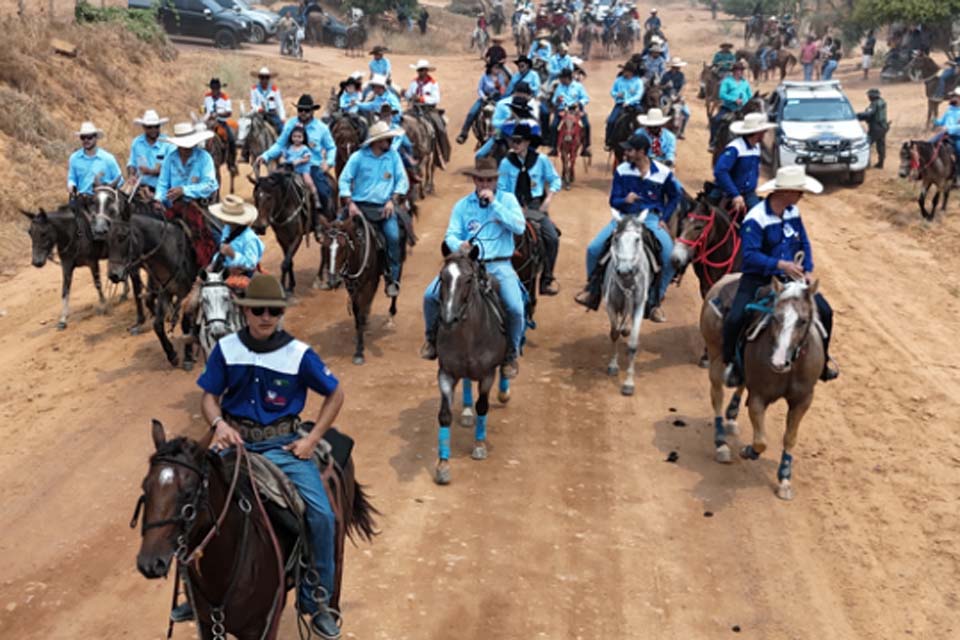  Cavalgada da ExpoJaru reúne centenas de cavaleiros e abre a 12ª Exposição do Agronegócio