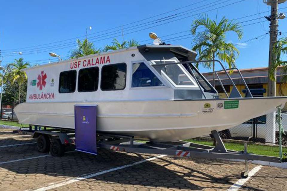 Ambulancha para atender comunidades ribeirinhas da região do distrito de Calama é entregue pela Sesau