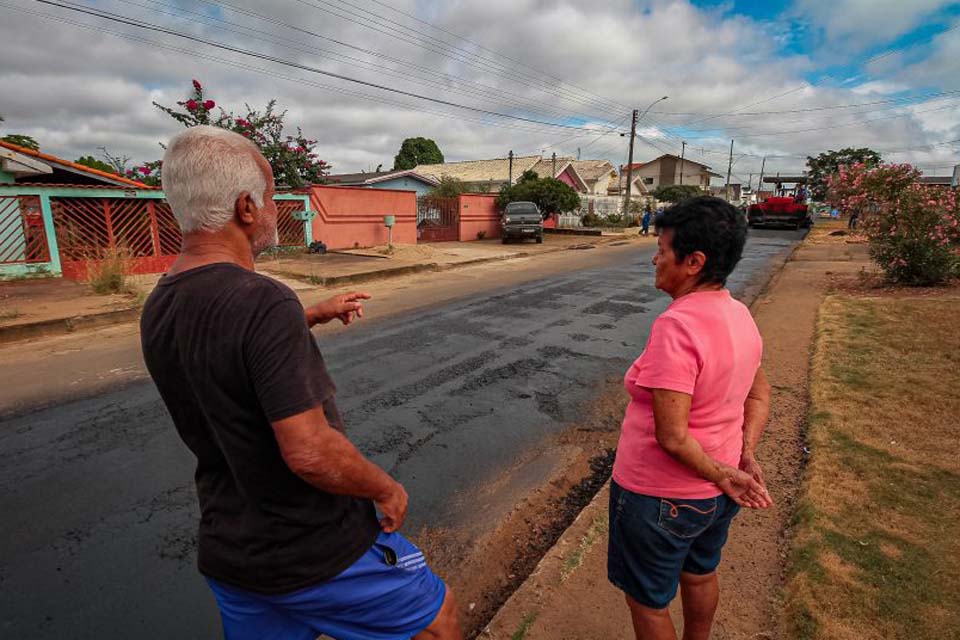 Com recurso do Governo de Rondônia, projeto “Tchau Poeira” melhora trafegabilidade em ruas