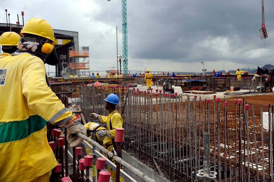 Confiança dos empresários da construção cai pelo terceiro mês, diz FGV